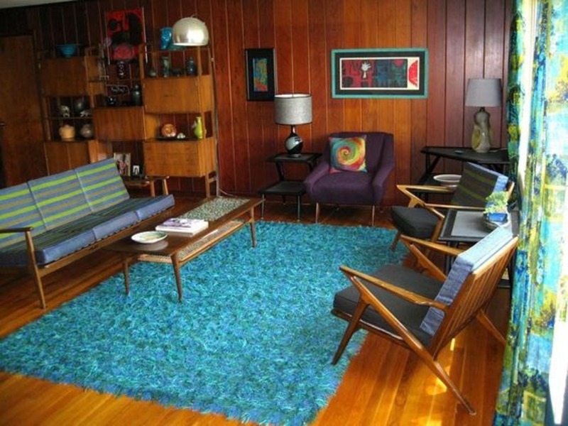 Vẻ đẹp cổ điển của không gian phòng khách này đến từ các món đồ nội thất đã nhuốm màu thời gian, tấm thảm trải sàn xanh dương trở thành tâm điểm thu hút
