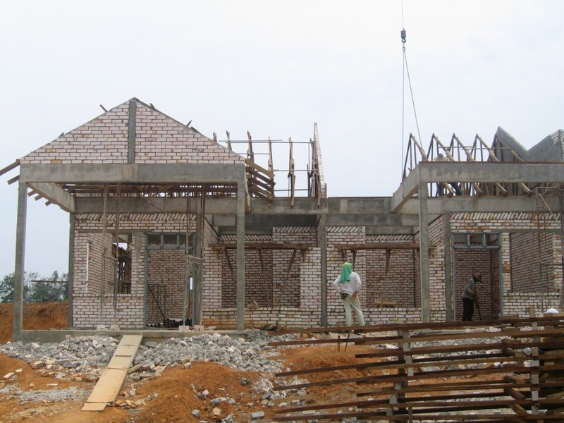 Khung nhà bao gồm các tòa bộ hệ khung kết cấu bê tông cốt thép, cột, dầm, đà, sàn và hệ thống tường bao, tường ngăn chia của ngôi nhà