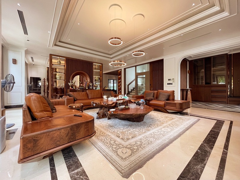 Không gian phòng khách sang trọng với nhiều đồ nội thất bằng gỗ quý