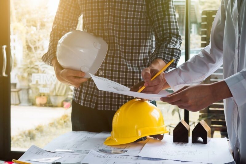 Sau khi có giấy phép xây dựng, chủ nhà cần tìm kiếm và lựa chọn một nhà thầu thi công có uy tín và chất lượng để thực hiện công việc xây dựng