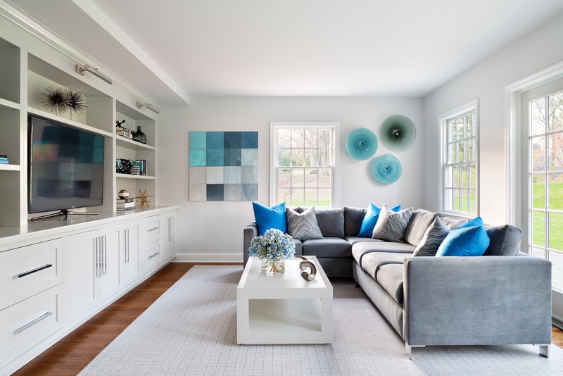 Không gian nội thất phòng khách mang phong cách tối giản được phối màu theo tỉ lệ 60% (trắng), 30% (xám), 10% (xanh biển).