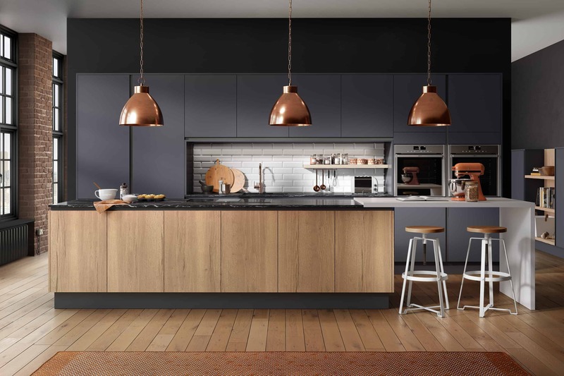 Không gian phòng bếp mang phong cách hiện đại ghi điểm nhờ hệ tủ bếp bền chắc, phối màu nâu - xám ấn tượng