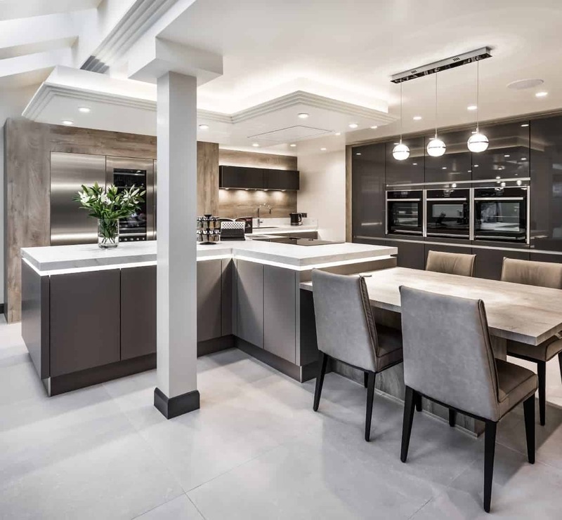 Phòng bếp hiện đại thu hút nhờ cách bố trí ánh sáng làm tôn lên vẻ đẹp của nội thất
