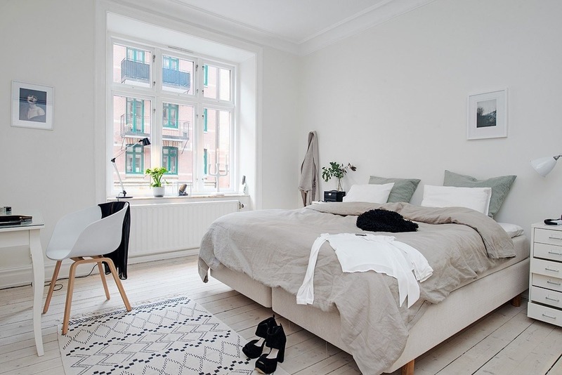 Không gian phòng ngủ Scandinavian màu trắng tối giản, các chi tiết và phụ kiện trang trí toát lên cảm giác trẻ trung, tươi mới
