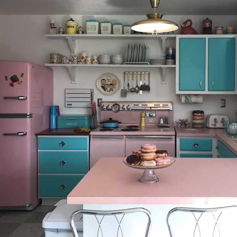 Thiết kế phòng bếp Retro sử dụng màu xanh và hồng rực rỡ, các đường nét trên tủ bếp hay tủ lạnh đều toát lên cảm giác hoài cổ từ thế kỷ trước