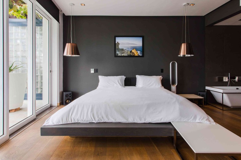 Phòng ngủ theo phong cách tối giản chỉ bao gồm những món nội thất cơ bản như giường, tab đầu giường, bàn làm việc