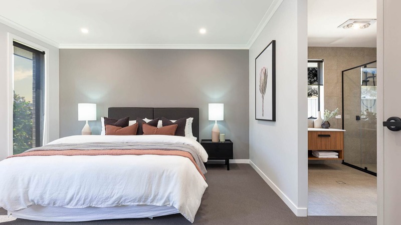 Phòng ngủ phong cách tối giản có ô cửa kính lớn đón ánh sáng tự nhiên