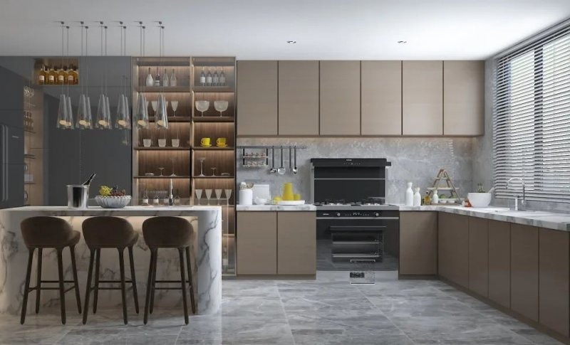 Không gian phòng bếp tiện nghi với tủ bếp chữ L tối ưu diện tích cùng hệ thống kệ mở trang trí chứa bộ sưu tập cốc, ly của gia đình